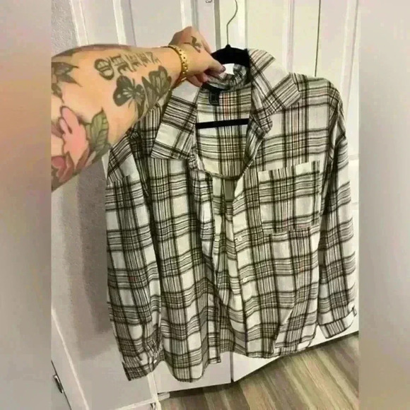Forever 21 flannel long sleeve Button up - Picture 1 of 3